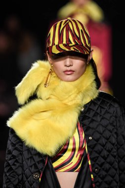 New York, New York - Aralık 02: Liu Chunjie Versace öncesi sonbahar 2019 toplama Amerikan Menkul Kıymetler Borsası, üzerinde 02 Aralık 2018 New York'ta pist yürür. 