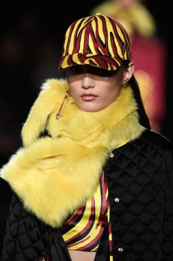 New York, New York - Aralık 02: Liu Chunjie Versace öncesi sonbahar 2019 toplama Amerikan Menkul Kıymetler Borsası, üzerinde 02 Aralık 2018 New York'ta pist yürür. 