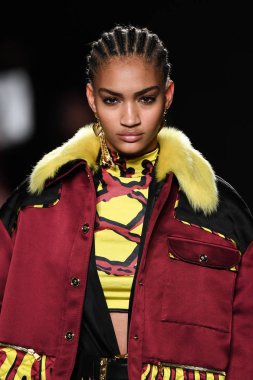 New York, New York - Aralık 02: Anyelina Rosa Versace öncesi sonbahar 2019 toplama Amerikan Menkul Kıymetler Borsası, üzerinde 02 Aralık 2018 New York'ta pist yürür. 