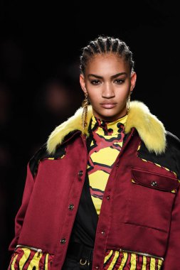 New York, New York - Aralık 02: Anyelina Rosa Versace öncesi sonbahar 2019 toplama Amerikan Menkul Kıymetler Borsası, üzerinde 02 Aralık 2018 New York'ta pist yürür. 