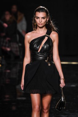 New York, New York - Aralık 02: Emily Ratajkowski Versace öncesi sonbahar 2019 toplama Amerikan Menkul Kıymetler Borsası, üzerinde 02 Aralık 2018 New York'ta pist yürür. 