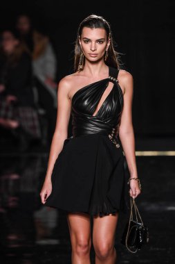 New York, New York - Aralık 02: Emily Ratajkowski Versace öncesi sonbahar 2019 toplama Amerikan Menkul Kıymetler Borsası, üzerinde 02 Aralık 2018 New York'ta pist yürür. 