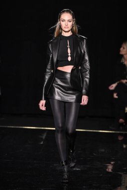 New York, New York - Aralık 02: Candice Swanepoel Versace öncesi sonbahar 2019 toplama Amerikan Menkul Kıymetler Borsası, üzerinde 02 Aralık 2018 New York'ta pist yürür. 