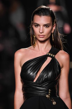 New York, New York - Aralık 02: Emily Ratajkowski Versace öncesi sonbahar 2019 toplama Amerikan Menkul Kıymetler Borsası, üzerinde 02 Aralık 2018 New York'ta pist yürür. 