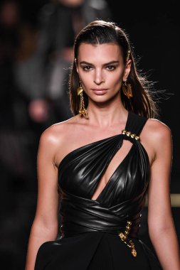 New York, New York - Aralık 02: Emily Ratajkowski Versace öncesi sonbahar 2019 toplama Amerikan Menkul Kıymetler Borsası, üzerinde 02 Aralık 2018 New York'ta pist yürür. 