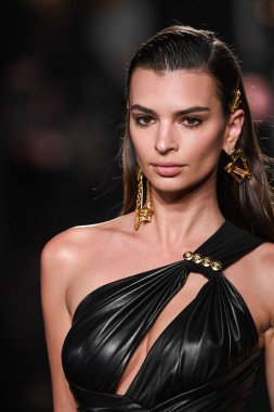 New York, New York - Aralık 02: Emily Ratajkowski Versace öncesi sonbahar 2019 toplama Amerikan Menkul Kıymetler Borsası, üzerinde 02 Aralık 2018 New York'ta pist yürür. 