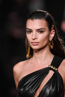 New York, New York - Aralık 02: Emily Ratajkowski Versace öncesi sonbahar 2019 toplama Amerikan Menkul Kıymetler Borsası, üzerinde 02 Aralık 2018 New York'ta pist yürür. 
