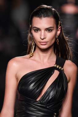 New York, New York - Aralık 02: Emily Ratajkowski Versace öncesi sonbahar 2019 toplama Amerikan Menkul Kıymetler Borsası, üzerinde 02 Aralık 2018 New York'ta pist yürür. 