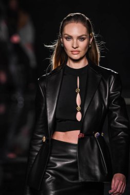 New York, New York - Aralık 02: Candice Swanepoel Versace öncesi sonbahar 2019 toplama Amerikan Menkul Kıymetler Borsası, üzerinde 02 Aralık 2018 New York'ta pist yürür. 