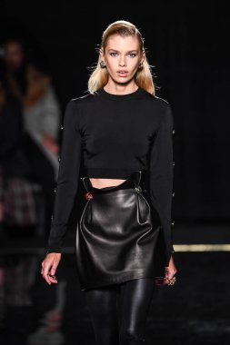 New York, New York - Aralık 02: Stella Maxwell Versace öncesi sonbahar 2019 toplama Amerikan Menkul Kıymetler Borsası, üzerinde 02 Aralık 2018 New York'ta pist yürür. 