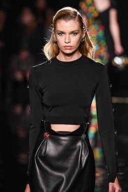 New York, New York - Aralık 02: Stella Maxwell Versace öncesi sonbahar 2019 toplama Amerikan Menkul Kıymetler Borsası, üzerinde 02 Aralık 2018 New York'ta pist yürür. 
