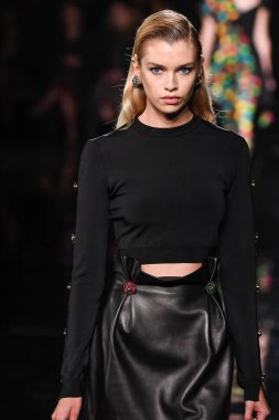 New York, New York - Aralık 02: Stella Maxwell Versace öncesi sonbahar 2019 toplama Amerikan Menkul Kıymetler Borsası, üzerinde 02 Aralık 2018 New York'ta pist yürür. 