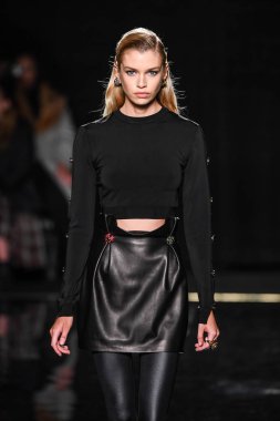 New York, New York - Aralık 02: Stella Maxwell Versace öncesi sonbahar 2019 toplama Amerikan Menkul Kıymetler Borsası, üzerinde 02 Aralık 2018 New York'ta pist yürür. 