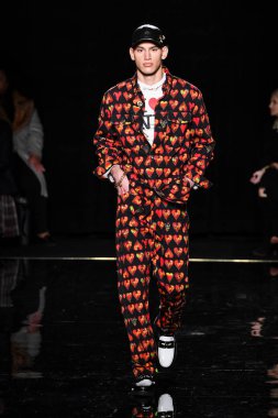 New York, New York - Aralık 02: Alexis kızgın Versace öncesi sonbahar 2019 toplama Amerikan Menkul Kıymetler Borsası, üzerinde 02 Aralık 2018 New York'ta pist yürür. 