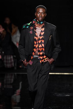 New York, New York - Aralık 02: Baba Diop Versace öncesi sonbahar 2019 toplama Amerikan Menkul Kıymetler Borsası, üzerinde 02 Aralık 2018 New York'ta pist yürür. 