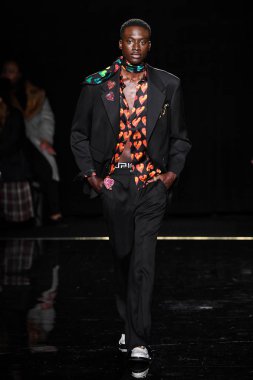 New York, New York - Aralık 02: Baba Diop Versace öncesi sonbahar 2019 toplama Amerikan Menkul Kıymetler Borsası, üzerinde 02 Aralık 2018 New York'ta pist yürür. 