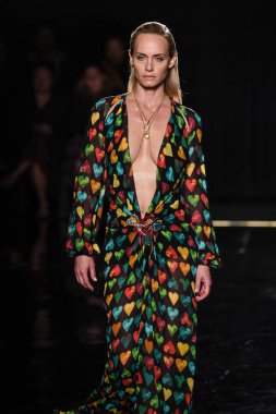 New York, New York - Aralık 02: Amber Valletta Versace öncesi sonbahar 2019 toplama Amerikan Menkul Kıymetler Borsası, üzerinde 02 Aralık 2018 New York'ta pist yürür. 