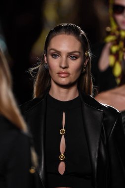 New York, New York - Aralık 02: Candice Swanepoel Versace öncesi sonbahar 2019 toplama Amerikan Menkul Kıymetler Borsası, üzerinde 02 Aralık 2018 New York'ta pist yürür. 