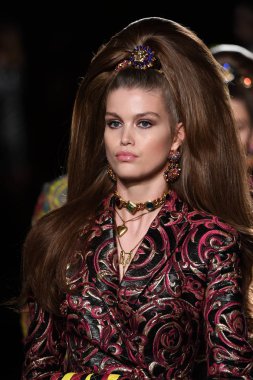 New York, New York - Aralık 02: Luna Bijl Versace öncesi sonbahar 2019 toplama Amerikan Menkul Kıymetler Borsası, üzerinde 02 Aralık 2018 New York'ta pist yürür. 