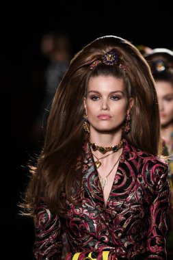 New York, New York - Aralık 02: Luna Bijl Versace öncesi sonbahar 2019 toplama Amerikan Menkul Kıymetler Borsası, üzerinde 02 Aralık 2018 New York'ta pist yürür. 
