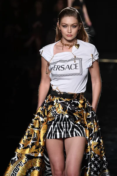 New York, New York - Aralık 02: Gigi Hadid Versace öncesi sonbahar 2019 toplama Amerikan Menkul Kıymetler Borsası, üzerinde 02 Aralık 2018 New York'ta pist yürür. 
