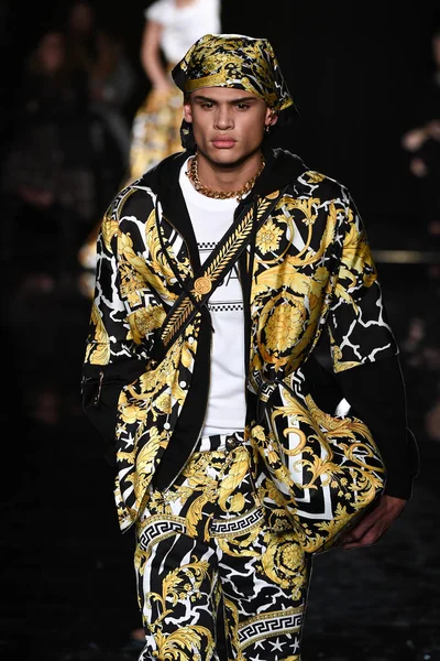 New York New York December Model Walks Runway Versace Pre — Stock Photo, Image