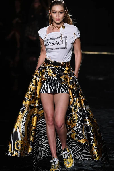 New York New York December Gigi Hadid Loopt Landingsbaan Versace — Stockfoto