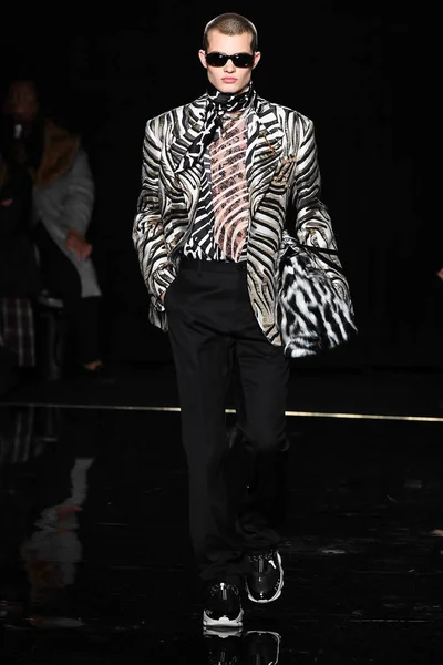 New York New York Aralık Manken Versace Öncesi Sonbahar 2019 — Stok fotoğraf