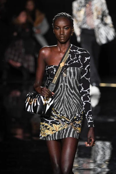 New York New York December Anok Yai Walks Runway Versace — Stock Photo, Image