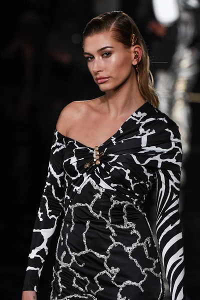 New York, New York - Aralık 02: Hailey Baldwin Versace öncesi sonbahar 2019 toplama Amerikan Menkul Kıymetler Borsası, üzerinde 02 Aralık 2018 New York'ta pist yürür. 