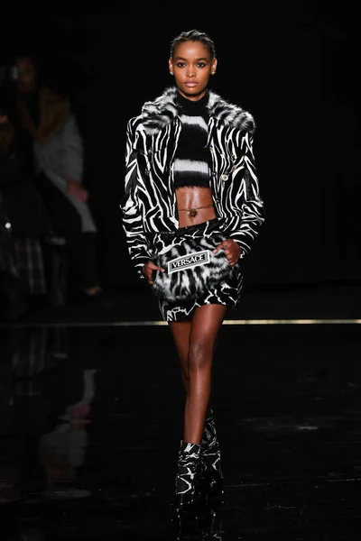 New York New York December Blesnya Minher Walks Runway Versace — Stock Photo, Image