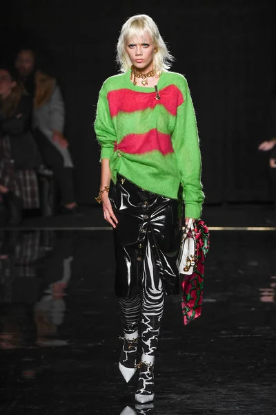 New York New York Joulukuu Marjan Jonkman Kävelee Kiitotien Versace — kuvapankkivalokuva