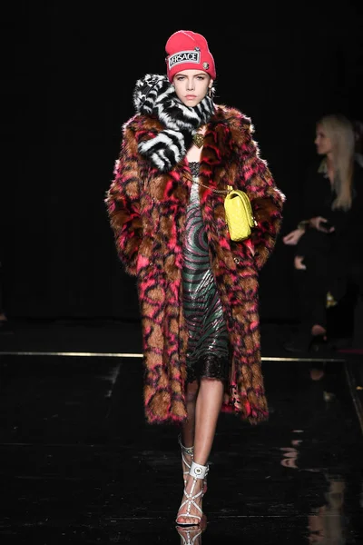 New York, New York - Aralık 02: Lea Julian Versace öncesi sonbahar 2019 toplama Amerikan Menkul Kıymetler Borsası, üzerinde 02 Aralık 2018 New York'ta pist yürür. 