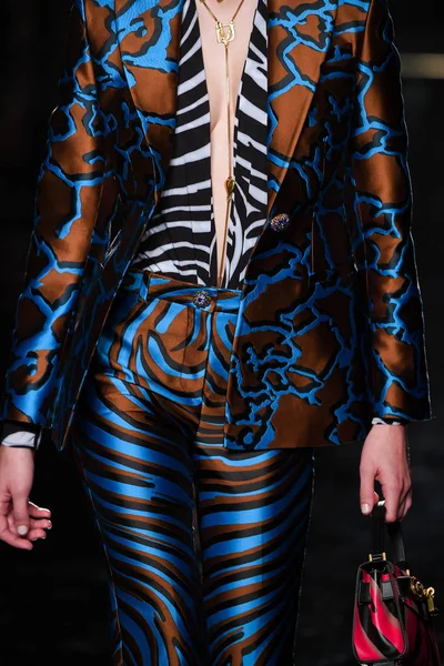 New York, New York - Aralık 02: Cara Taylor Versace öncesi sonbahar 2019 toplama Amerikan Menkul Kıymetler Borsası, üzerinde 02 Aralık 2018 New York'ta pist yürür. 