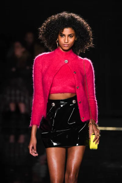 Nowy Jork Nowy Jork Grudnia Imaan Hammam Spacery Pasa Startowego — Zdjęcie stockowe