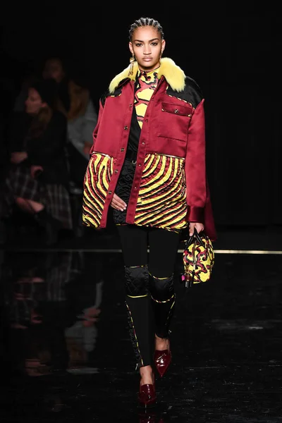 New York, New York - Aralık 02: Anyelina Rosa Versace öncesi sonbahar 2019 toplama Amerikan Menkul Kıymetler Borsası, üzerinde 02 Aralık 2018 New York'ta pist yürür. 