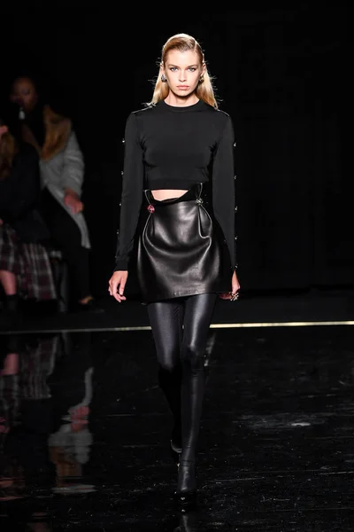 New York New York December Stella Maxwell Sétál Kifutópályán Versace — Stock Fotó