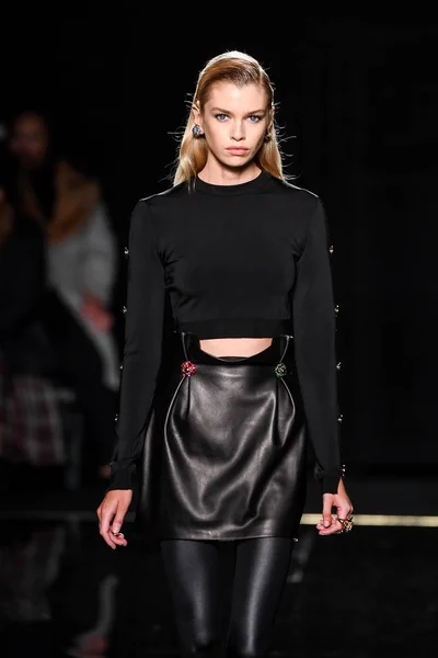 New York New York Décembre Stella Maxwell Marche Sur Piste — Photo