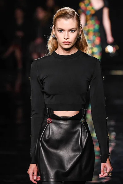 New York New York December Stella Maxwell Loopt Landingsbaan Versace — Stockfoto