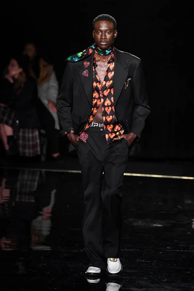 New York New York Joulukuu Baba Diop Kävelee Kiitotiellä Versace — kuvapankkivalokuva