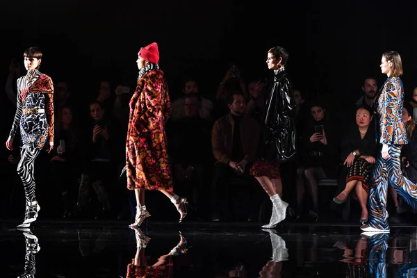 New York New York Aralık Modelleri Yürüyüş Versace Öncesi Sonbahar — Stok fotoğraf