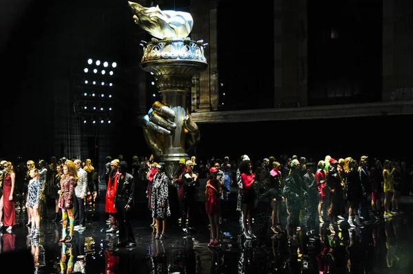 วยอร วยอร นวาคม โมเดลเด นรอบส ายระหว างคอลเลกช Versace Pre Fall — ภาพถ่ายสต็อก