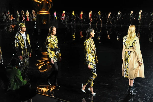 Нью Йорк Нью Йорк Грудня Моделі Ходьби Під Час Versace — стокове фото