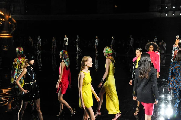 New York New York December Models Walk Runway Finale Versace — Stock Photo, Image