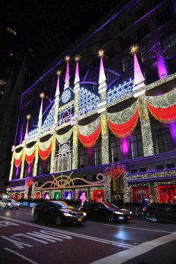 New York - 4 Aralık 2018: Saks beşinci caddeleri sihirli rüyalar tiyatro temalı 2018 son ışık gösterisi ve tatil windows ekranlarda Aralık 4, New York City, Ny. 
