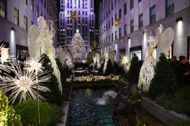 New York - 4 Aralık 2018: Ünlü Noel dekorasyonu ile melekler ve Noel ağacı - Rockefeller Centr 4 Aralık tarihinde New York City, Ny.