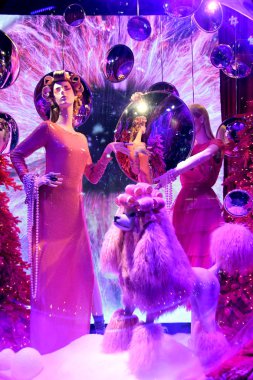 New York - 4 Aralık 2018: Saks beşinci caddeleri sihirli rüyalar tiyatro temalı 2018 son ışık gösterisi ve tatil windows ekranlarda Aralık 4, New York City, Ny. 