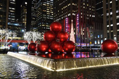 New York City - 25 Aralık 2014: New York City landmark, Rockefeller Center, Radio City Music Hall Midtown, Manhattan Nyc Noel süslemeleri ile dekore edilmiş.