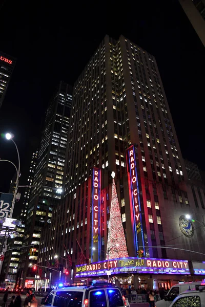 纽约市 2014年12月25日 纽约市地标 洛克菲勒中心无线电城音乐厅装饰着圣诞装饰 曼哈顿市中心 — 图库照片
