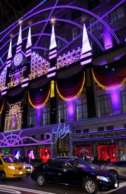 New York - 4 Aralık 2018: Saks beşinci caddeleri sihirli rüyalar tiyatro temalı 2018 son ışık gösterisi ve tatil windows ekranlarda Aralık 4, New York City, Ny. 